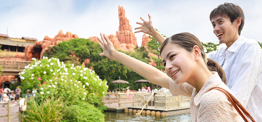 蒸気船マークトウェイン号とビッグサンダーマウンテンの風景