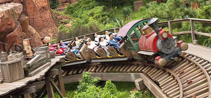 ビッグサンダー・マウンテンを駆け抜ける鉱山列車