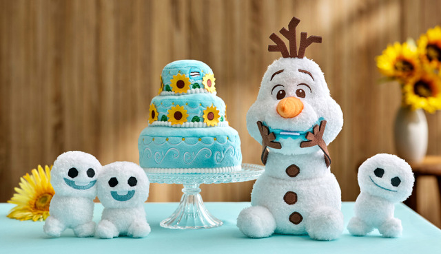 オラフとスノーギースのぬいぐるみとバースデーケーキ