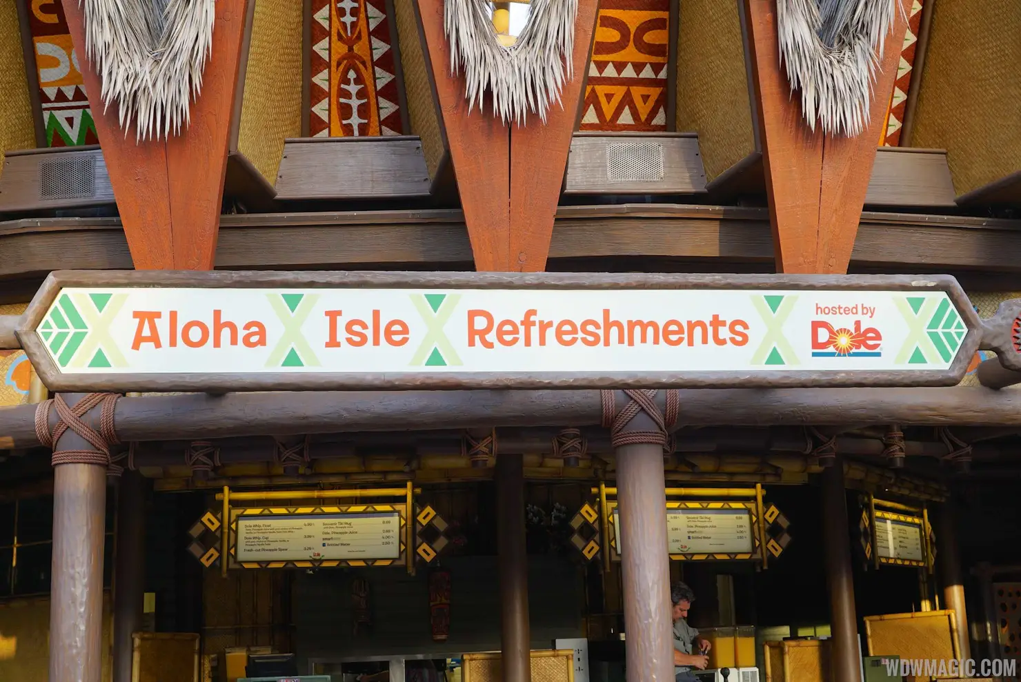 アロハアイル・リフレッシュメントの看板とメニューボード