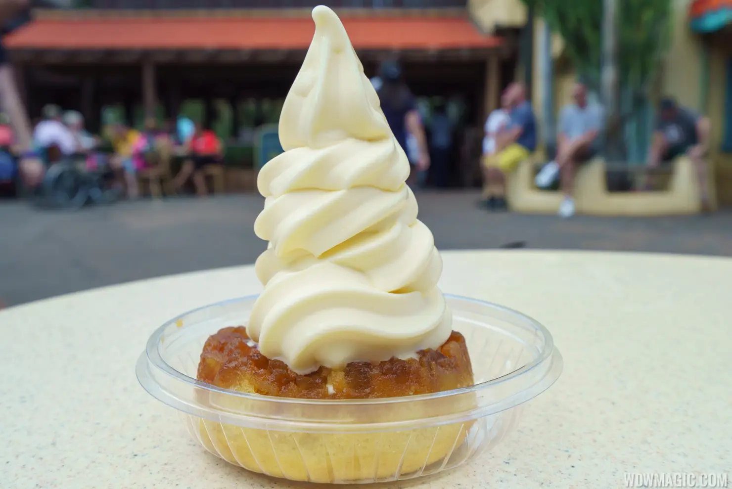 ドールホイップが乗ったパイナップル・アップサイドダウンケーキ