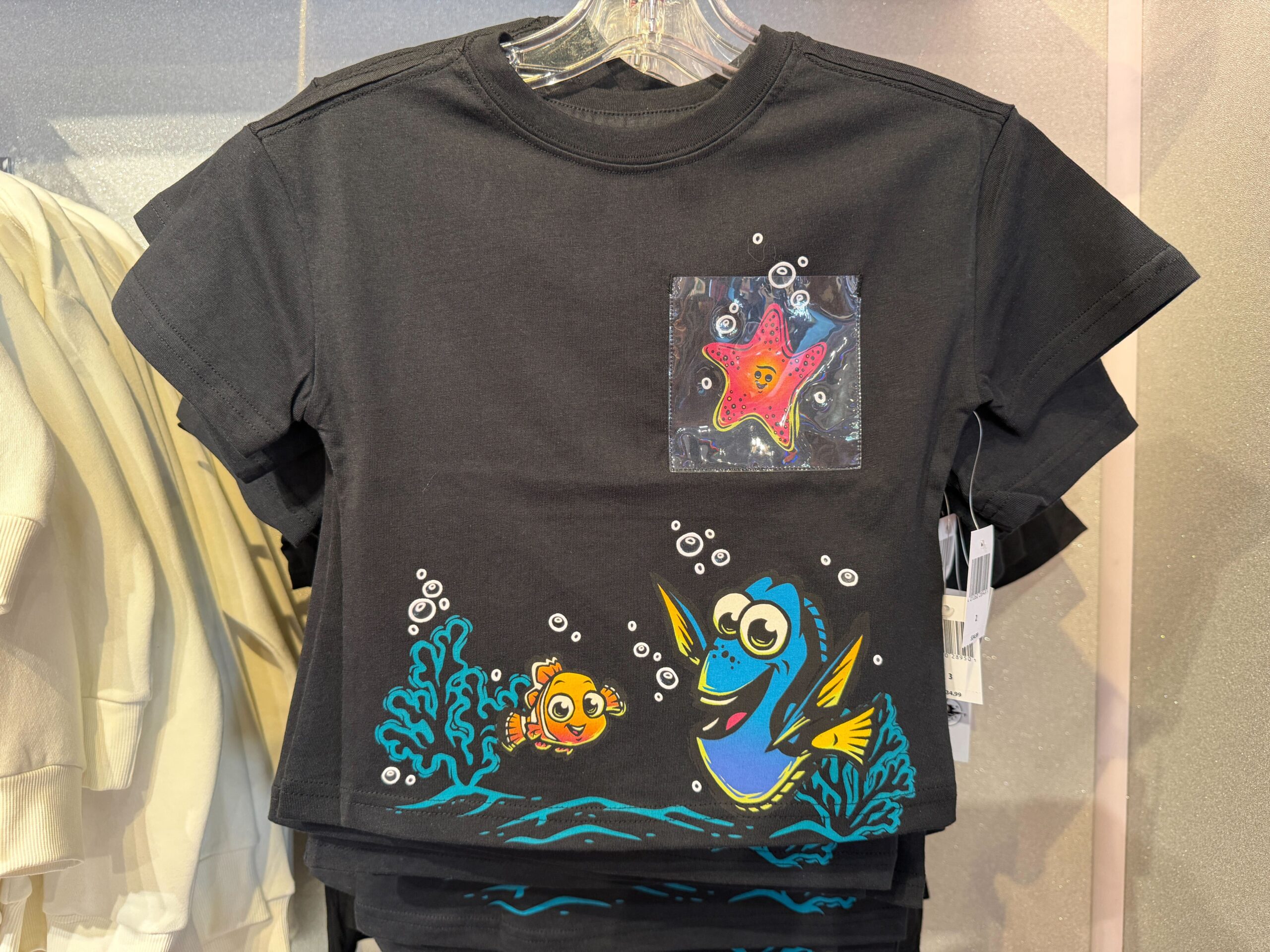 ニモとドリーがデザインされた黒いユースTシャツ