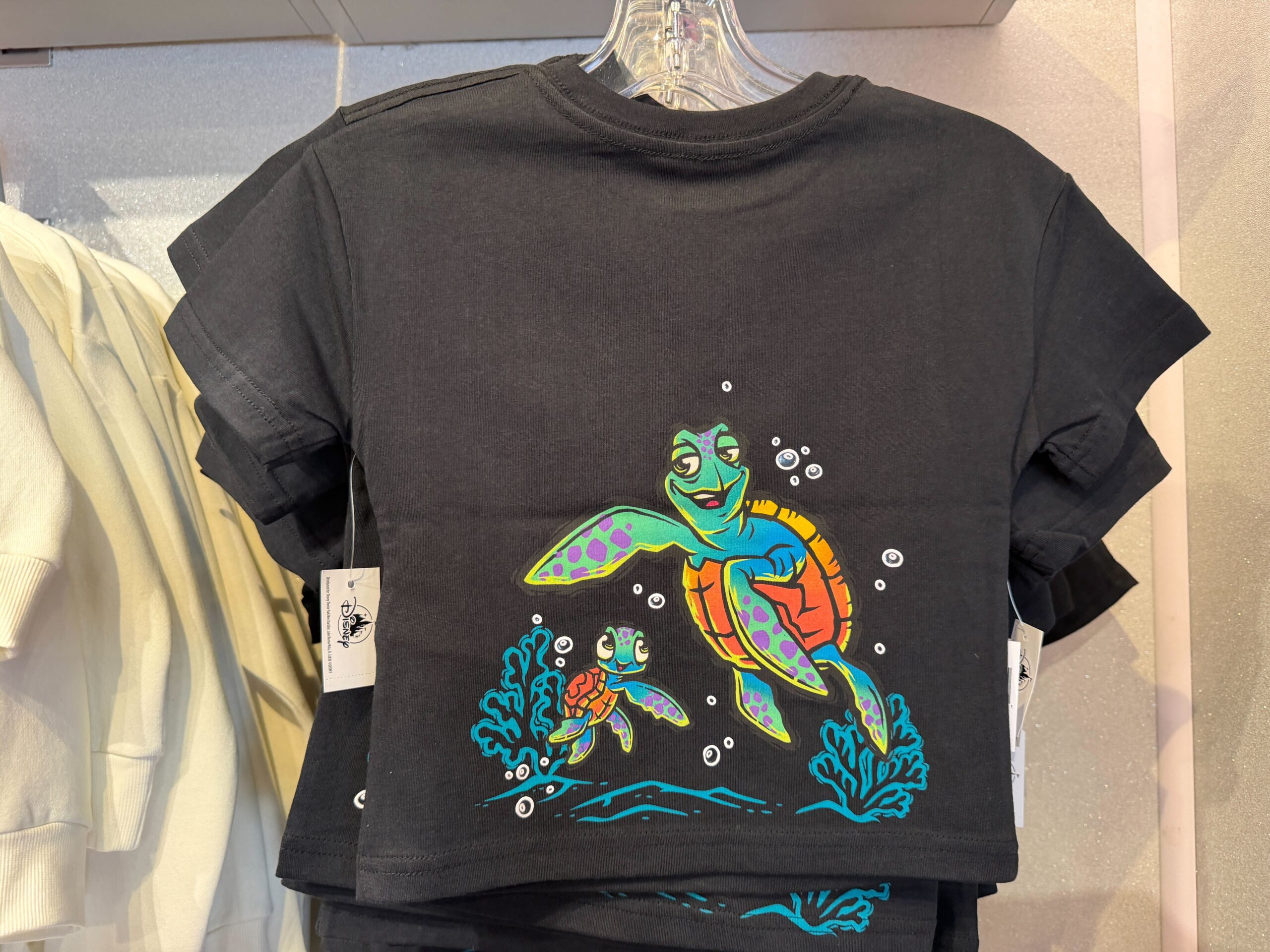 クラッシュとスクワートがデザインされた黒いTシャツの背面