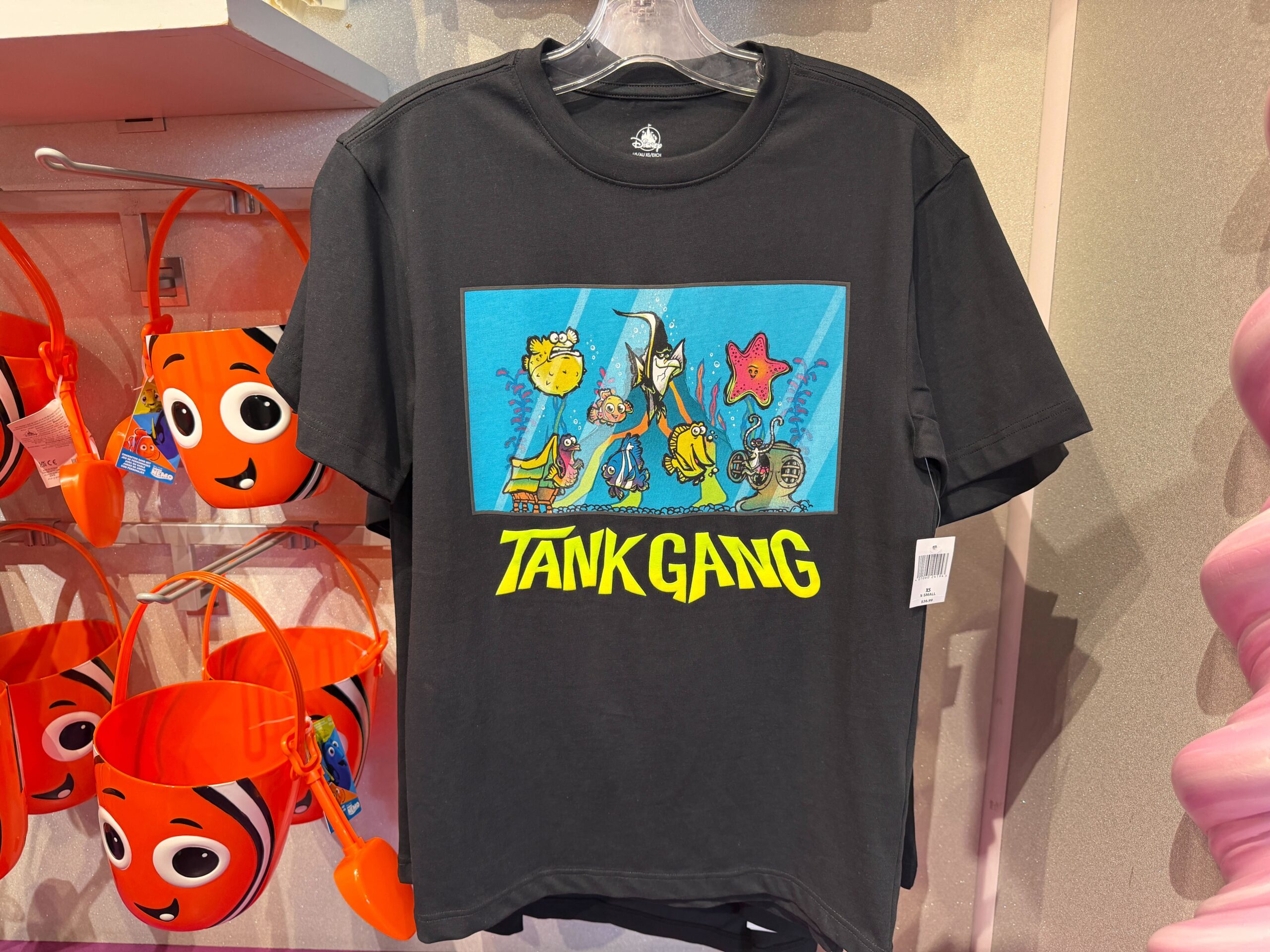 タンクギャングがデザインされた黒いTシャツ