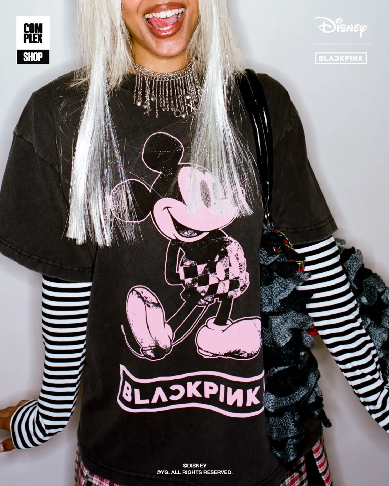 BLACKPINKロゴ入りミッキーマウスデザインの黒いロングスリーブTシャツを着用したモデル