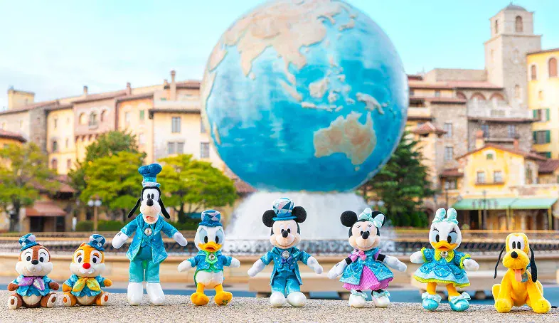 ジュビリーブルーのコスチュームを着たディズニーキャラクターたちが地球儀の前に勢揃い