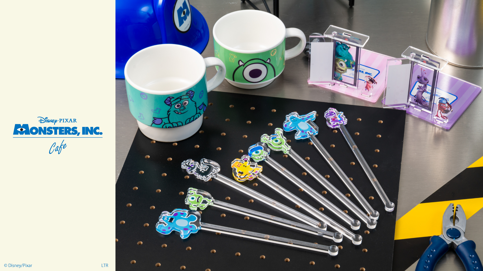 サリーとマイクのマグカップとアクリルマドラー、ミニブロマイドが展示されている