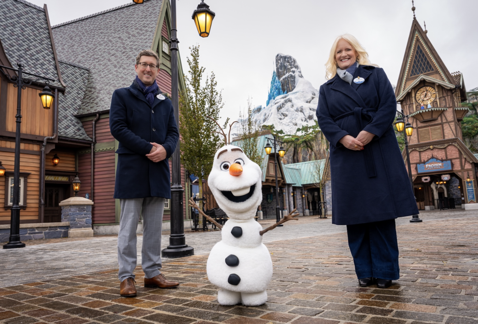 ディズニー関係者と一緒にポーズを取るオラフロボット