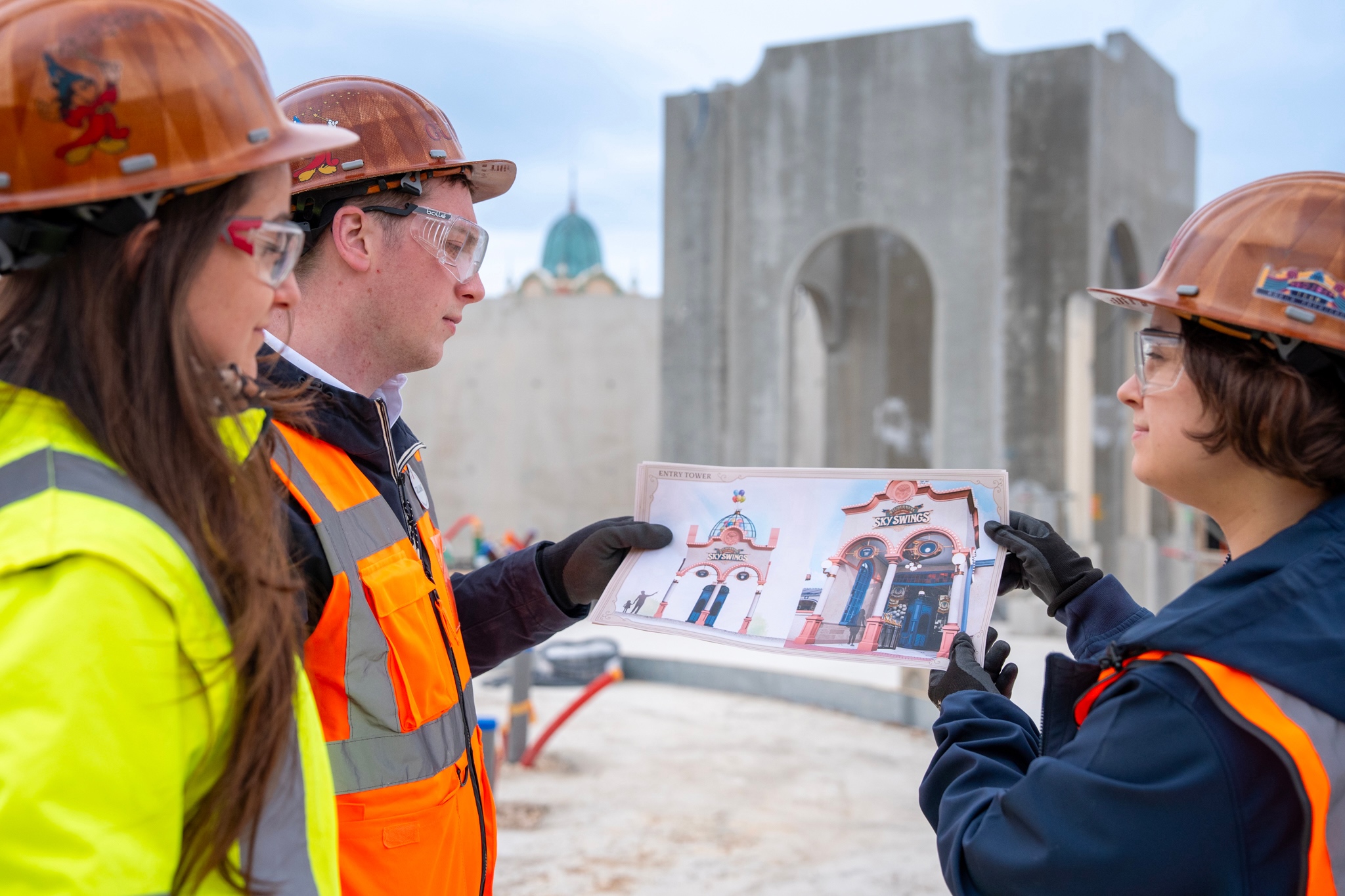 建設中のウィルダネス・エクスプローラーズ・スカイ・スウィングスの設計図を確認するイマジニアたち