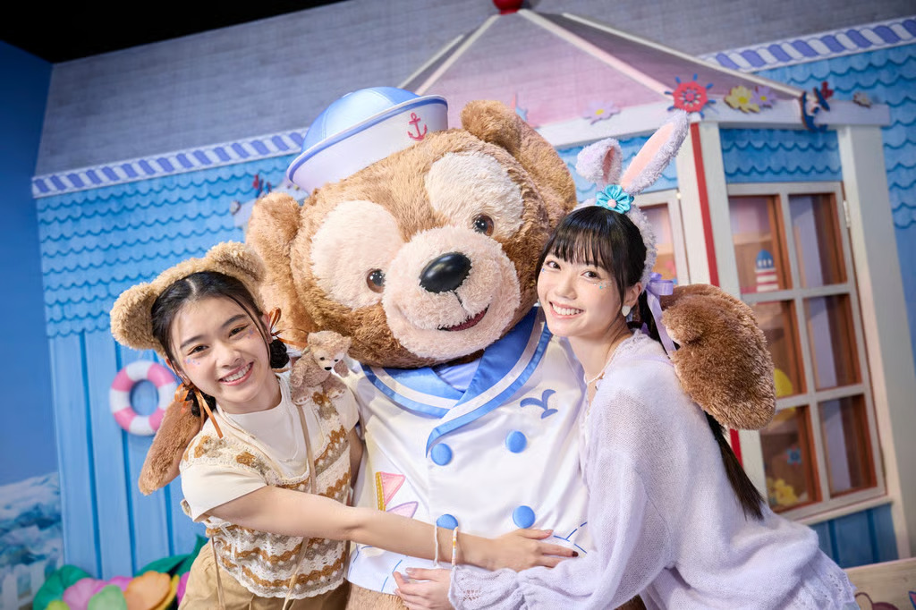 ダッフィーと一緒に写真を撮る二人の女の子の笑顔