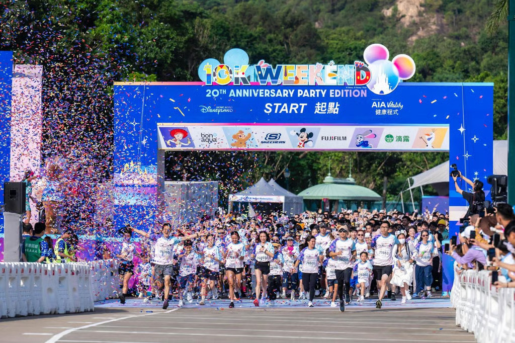 香港ディズニーランド10K週末20周年記念パーティー版のスタート地点で走り始めるランナーたち