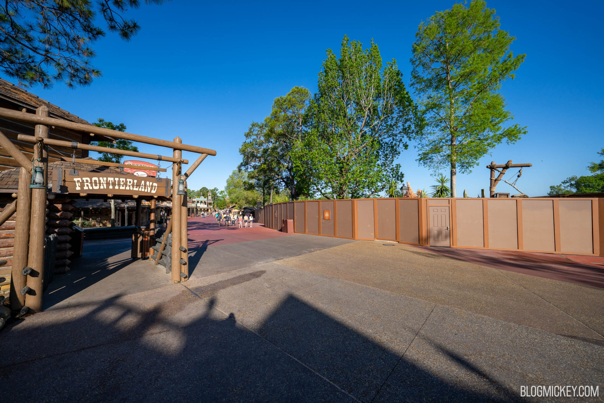 フロンティアランドに設置された拡張工事壁