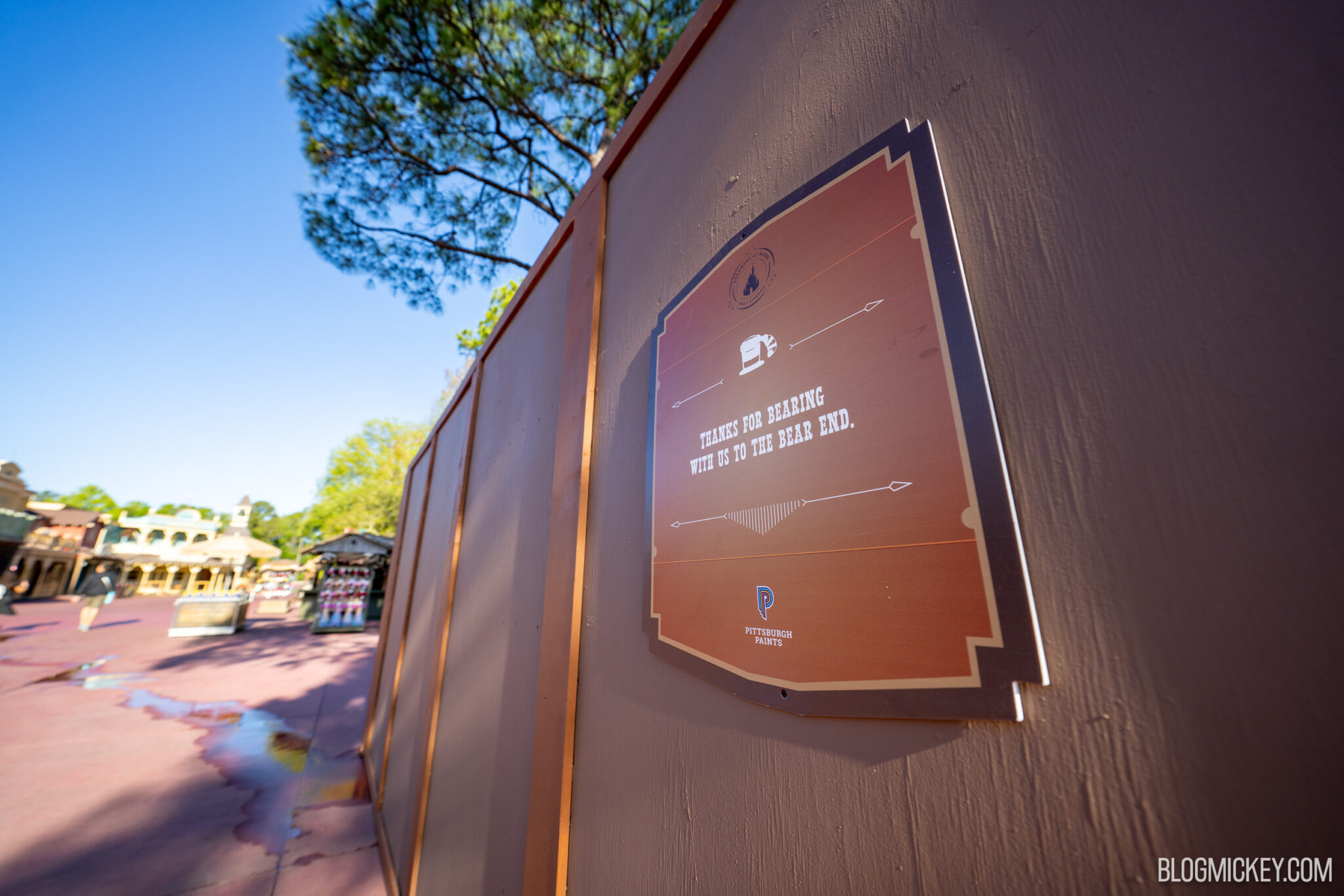 工事壁に設置された案内サイン