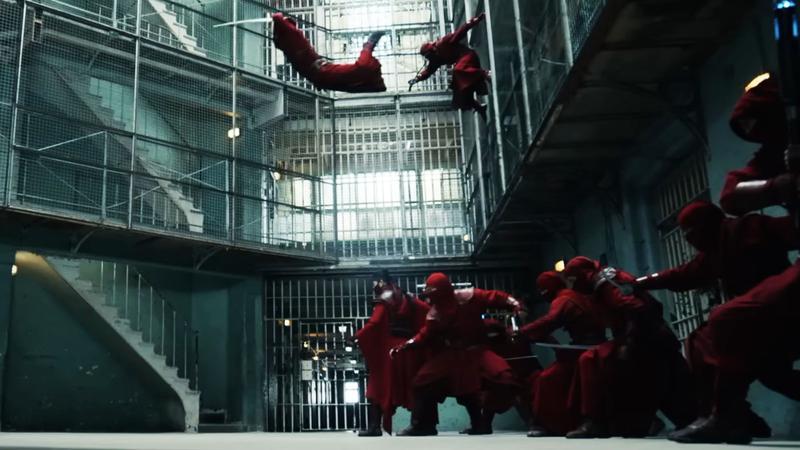 赤い装束を着たハンド忍者団が刑務所内でスパイダーマンと戦うシーン