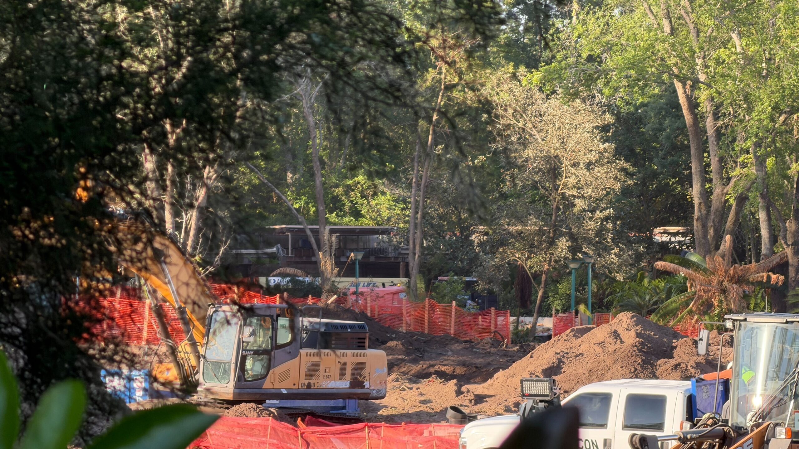 トロピカル・アメリカスエリアの建設現場と重機