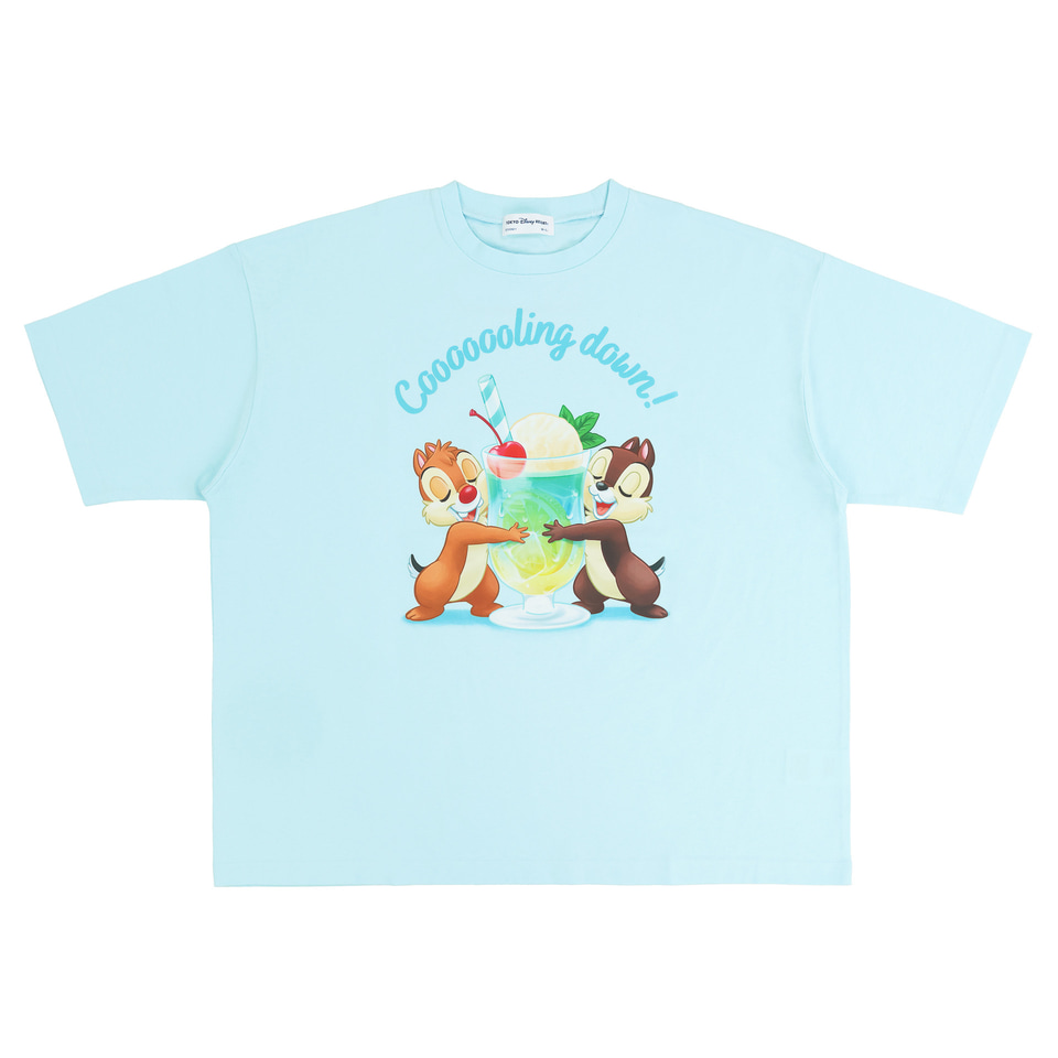 チップとデールがトロピカルドリンクを楽しんでいるTシャツ
