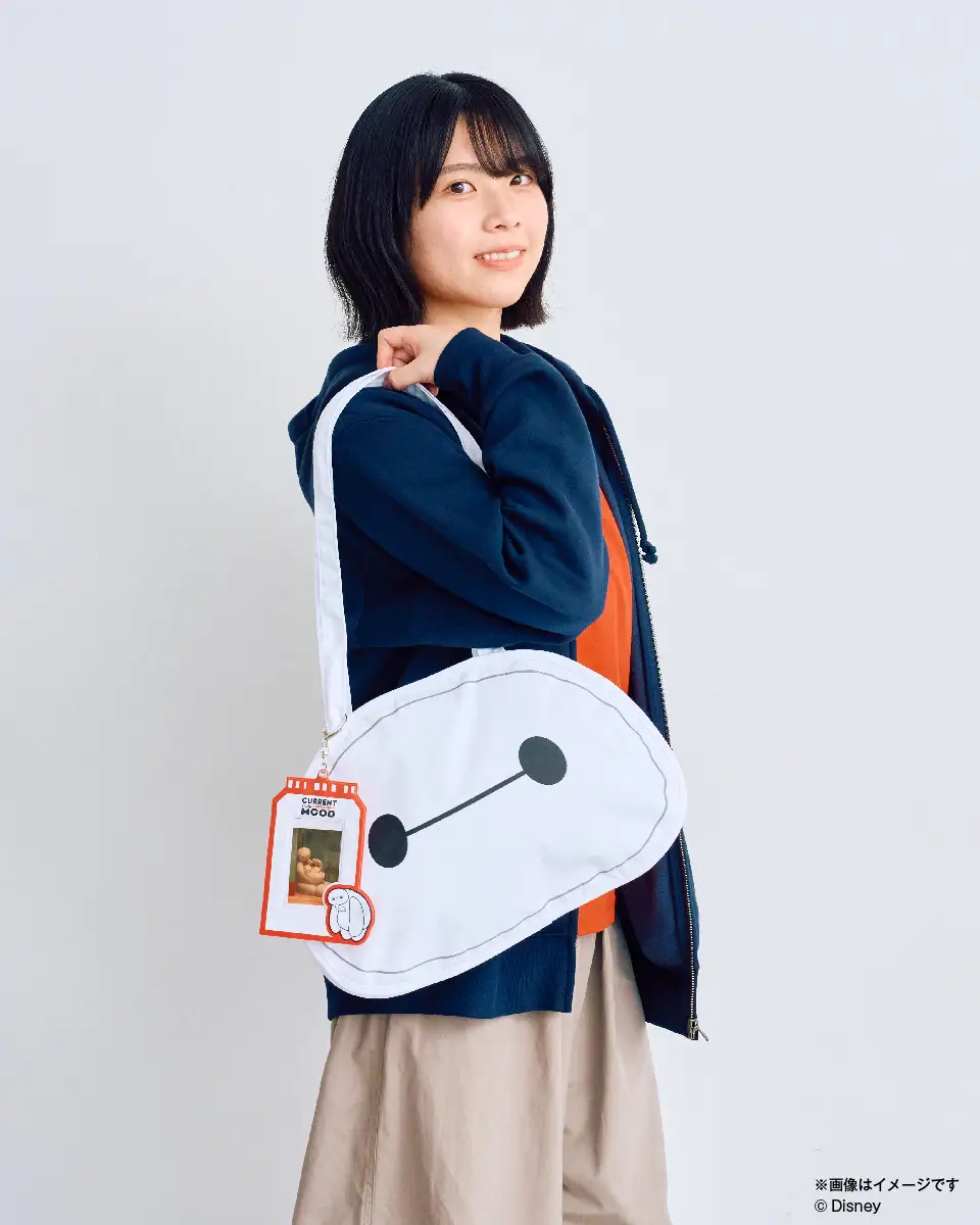 ベイマックストートバッグを持つ女性
