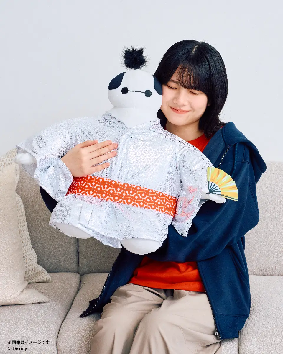 着物姿のベイマックスBIGぬいぐるみを抱く女性