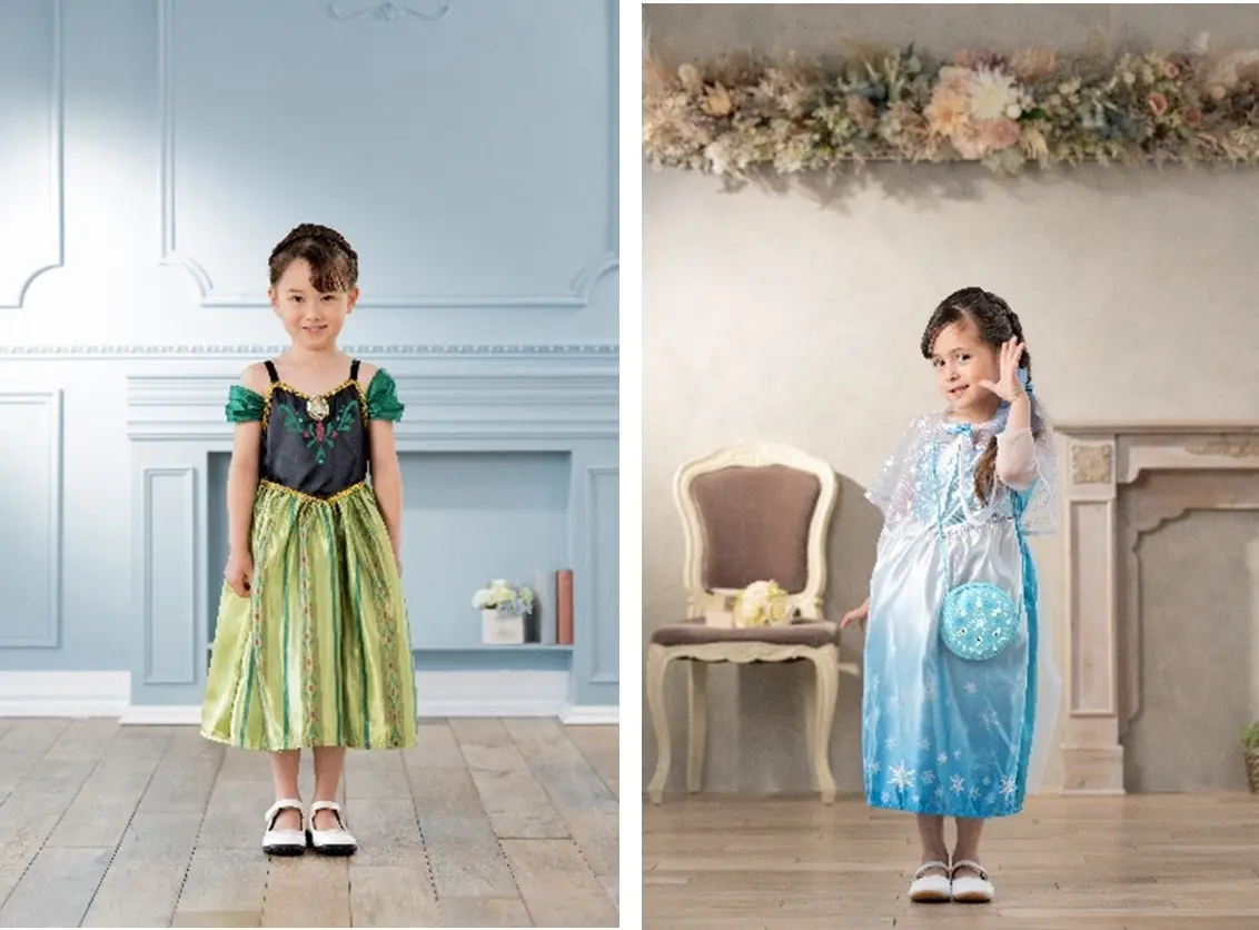 アナとエルサのコスチュームドレスを着た子どもたち