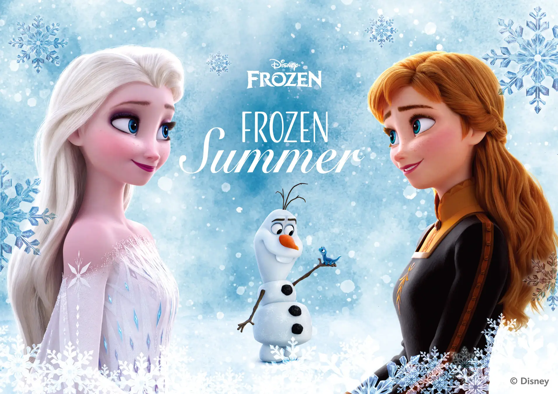 DISNEY FROZEN SUMMERのメインビジュアル。エルサ、アナ、オラフが雪景色の中で微笑んでいる