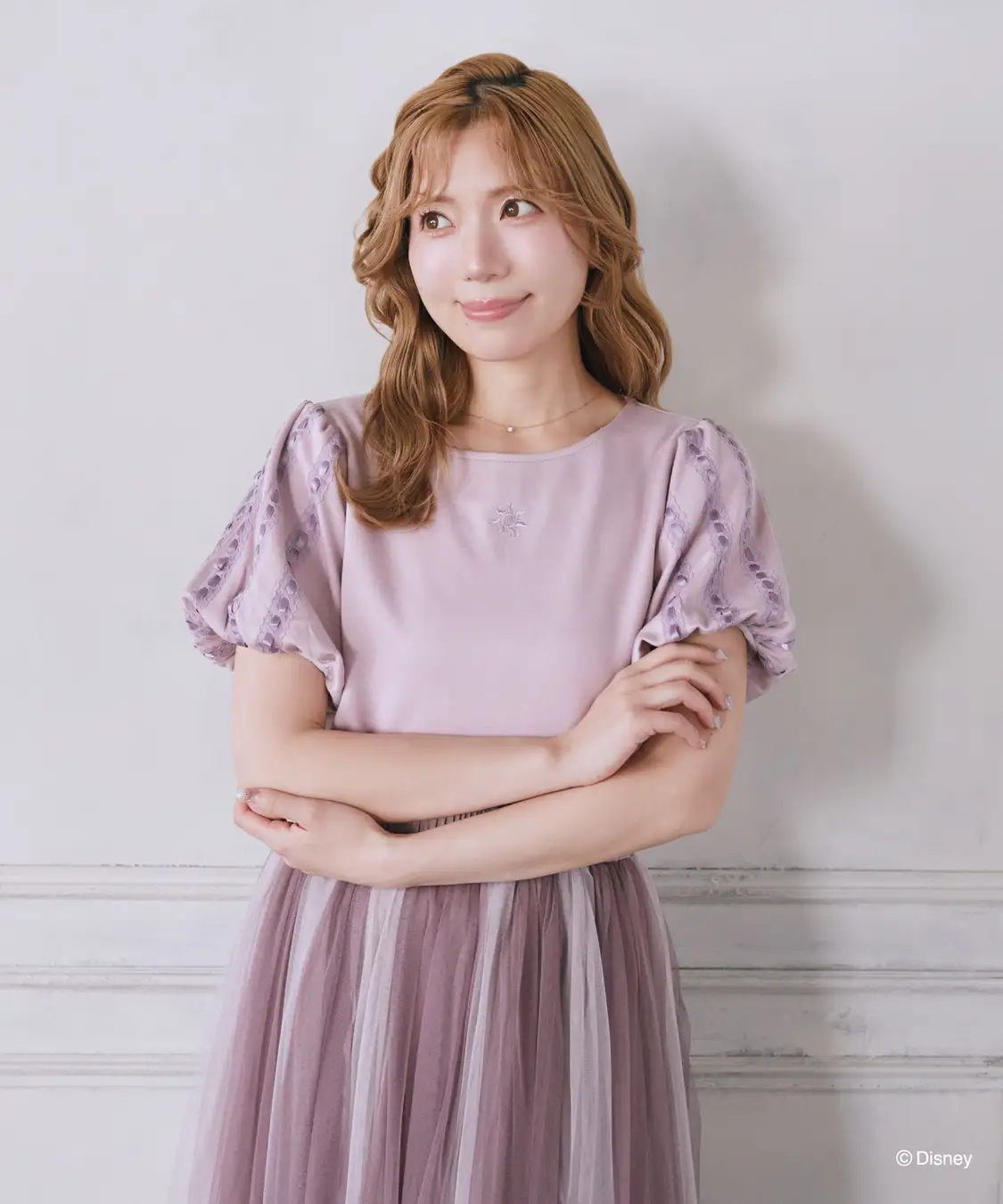 ラベンダーカラーのバルーンスリーブTシャツを着用したモデル