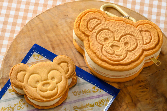 ミッキー型のワッフルサンドとケース