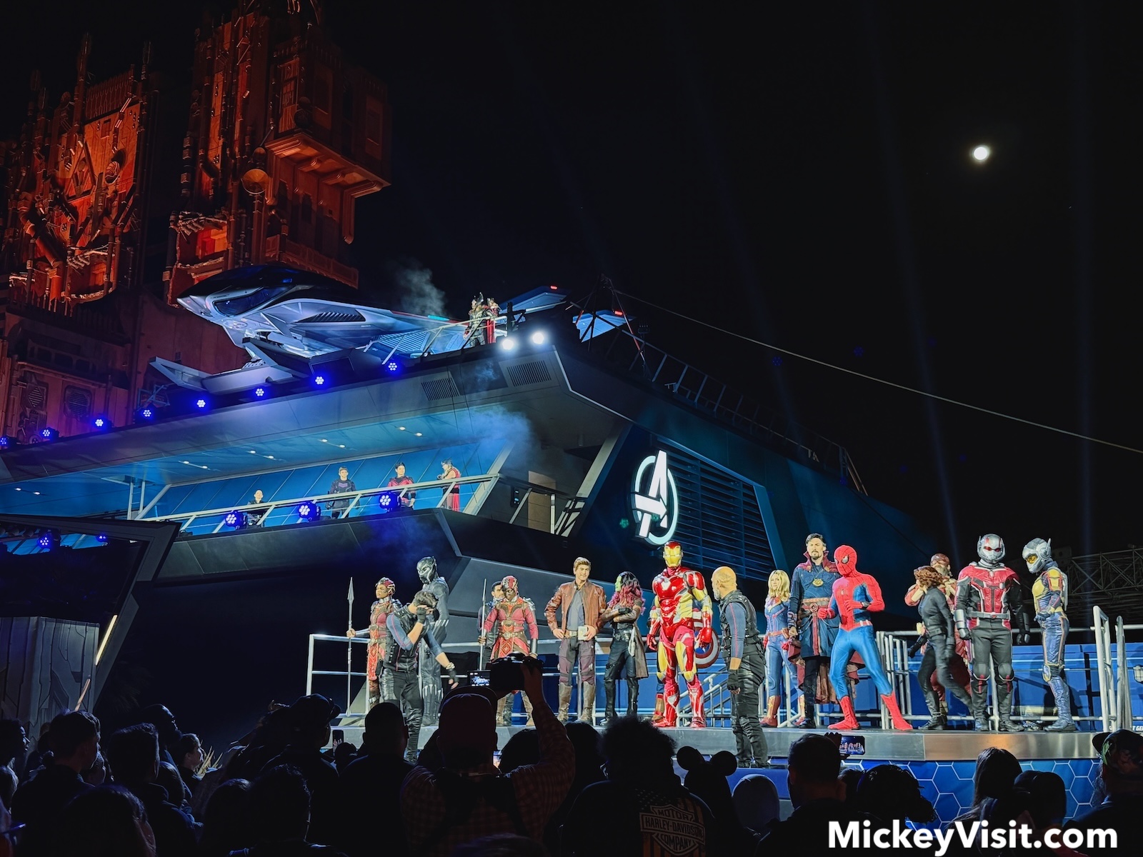 Make-A-Wishイベントでのアベンジャーズ・キャンパスのキャラクターたち