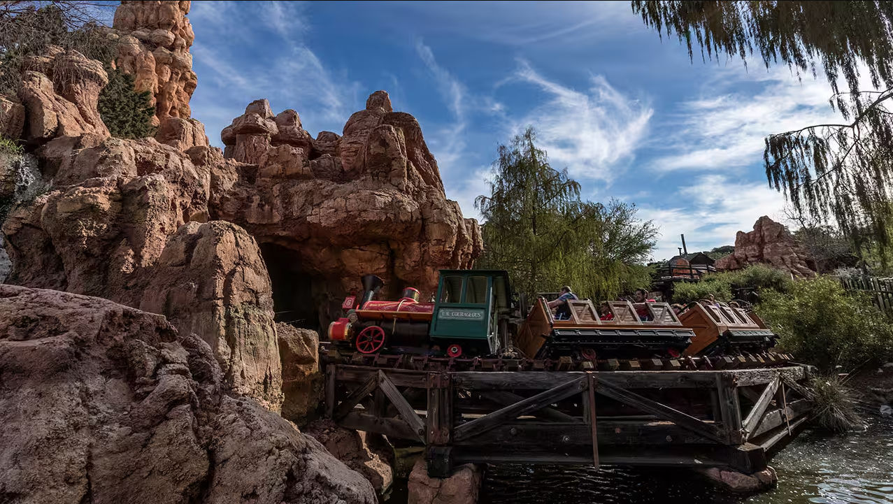 ディズニーランドのビッグサンダーマウンテンの鉱山列車