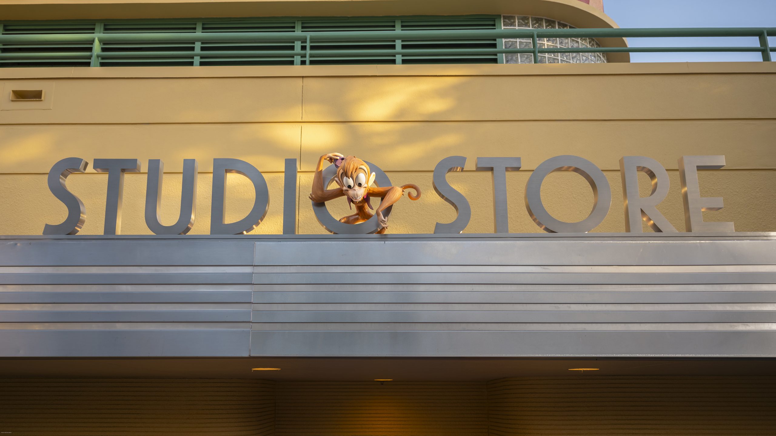STUDIO STOREの看板とスタジオの雰囲気