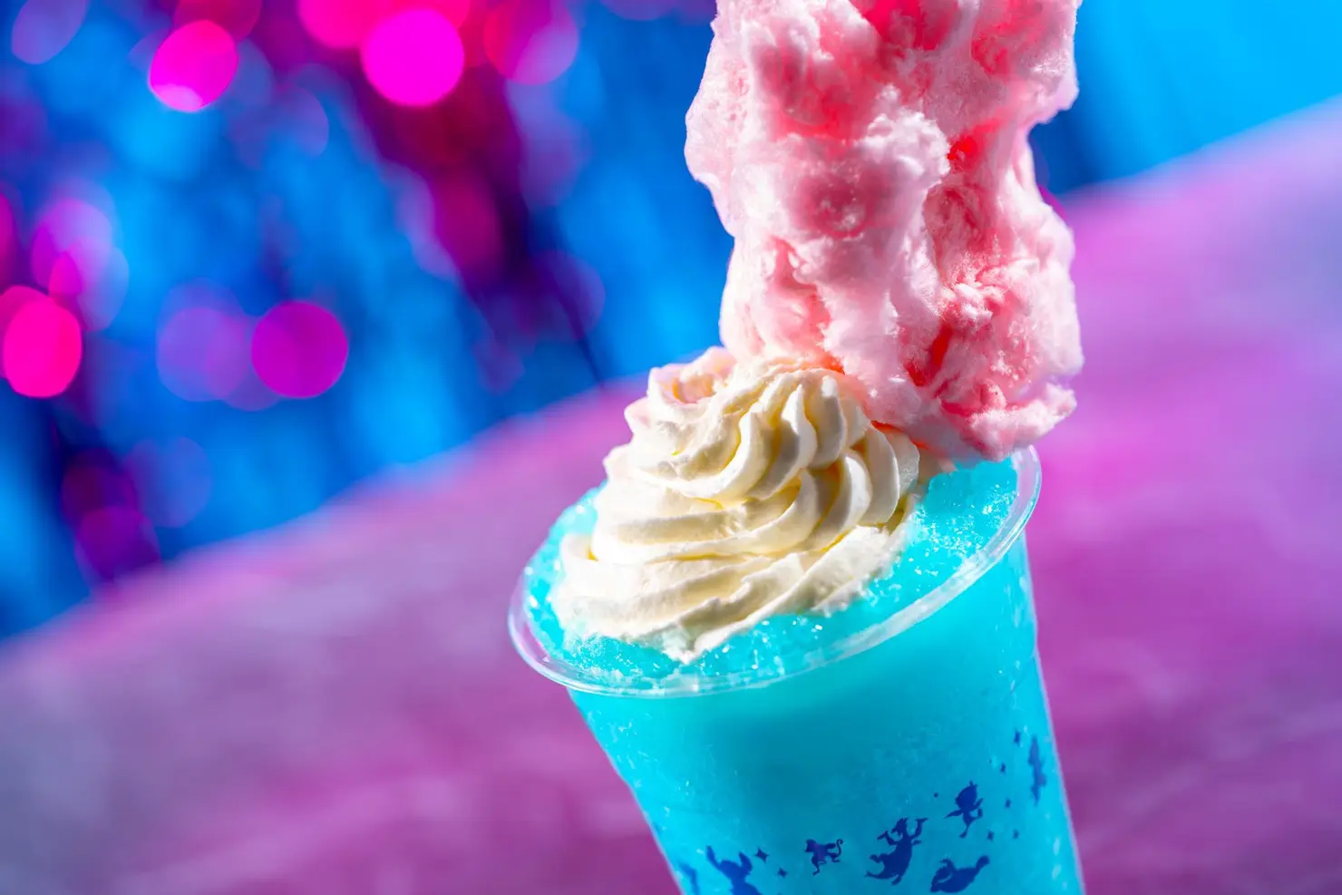 Mayhem Soft-Serve Float - ブルーラズベリーとソフトクリームのフロート