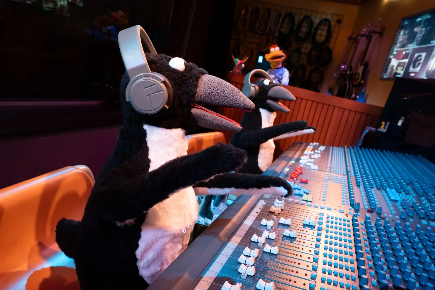 コントロールブースで作業するペンギンエンジニアたちとスクーター