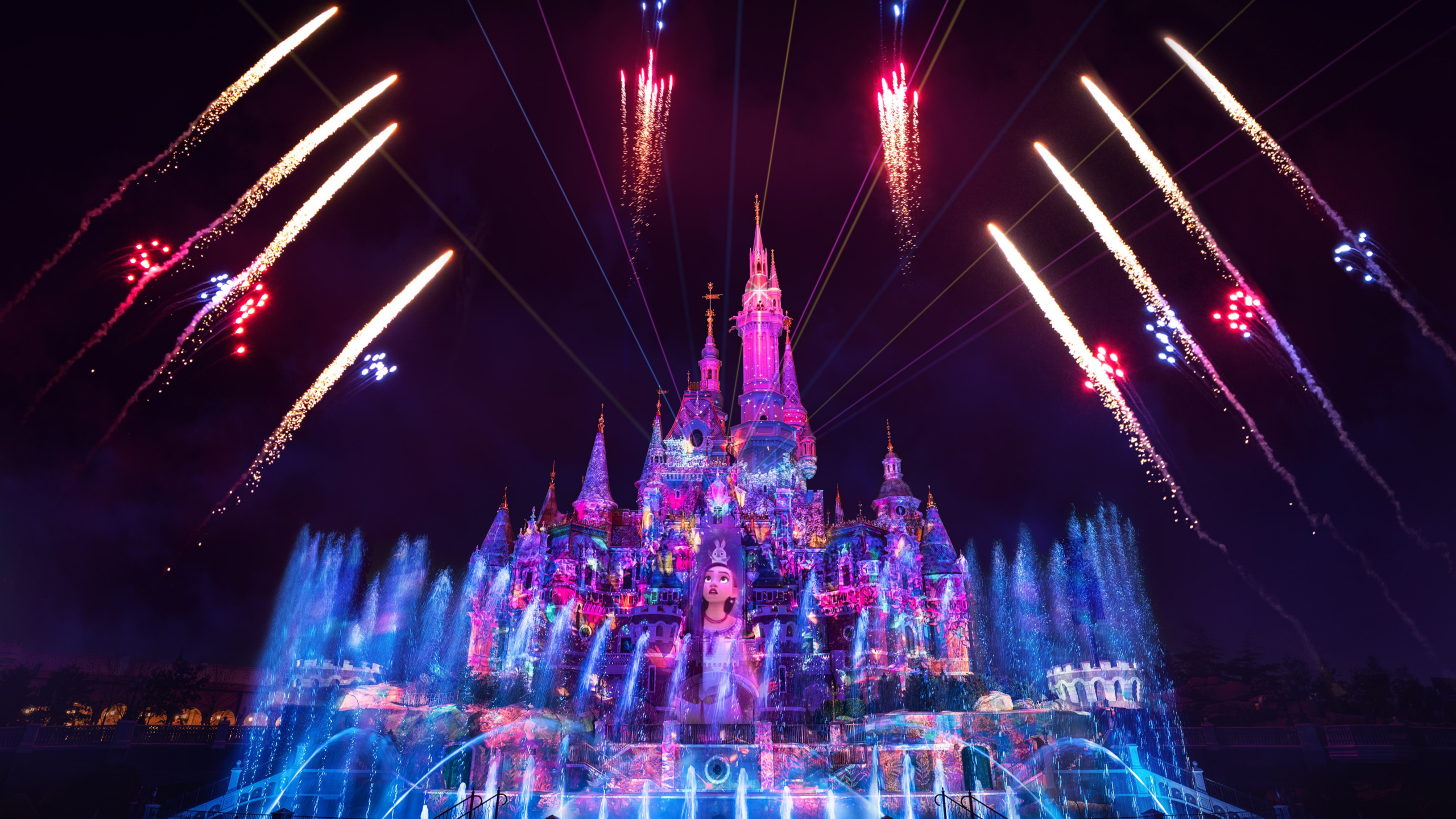 上海ディズニーランドのナイトスペクタキュラーでの花火と噴水の演出