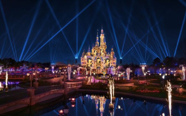 ディズニーランド顔認証技術に集団訴訟｜プライバシー問題の全貌
