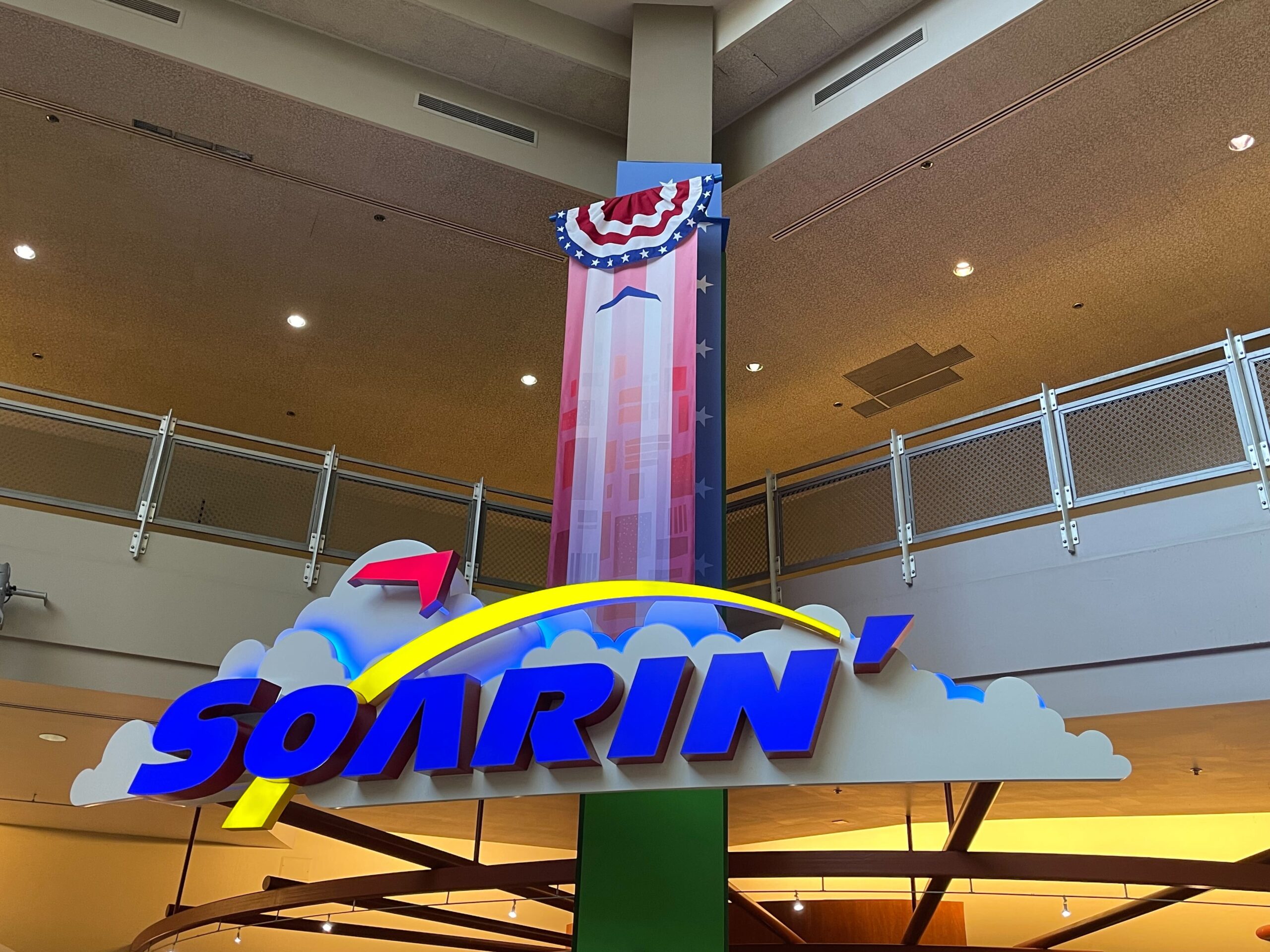 EPCOTのソアリンエントランスに施された星条旗モチーフの愛国的装飾