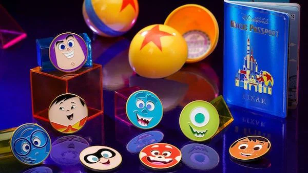 ピクサー・マジックパスポートとバズ・ライトイヤーやマイク・ワゾウスキなどのキャラクターをモチーフにしたコレクタブルバッジやメダル