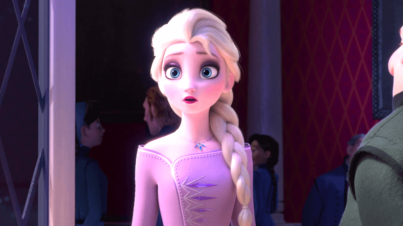 『アナと雪の女王』のエルサが驚いた表情で立っているシーン