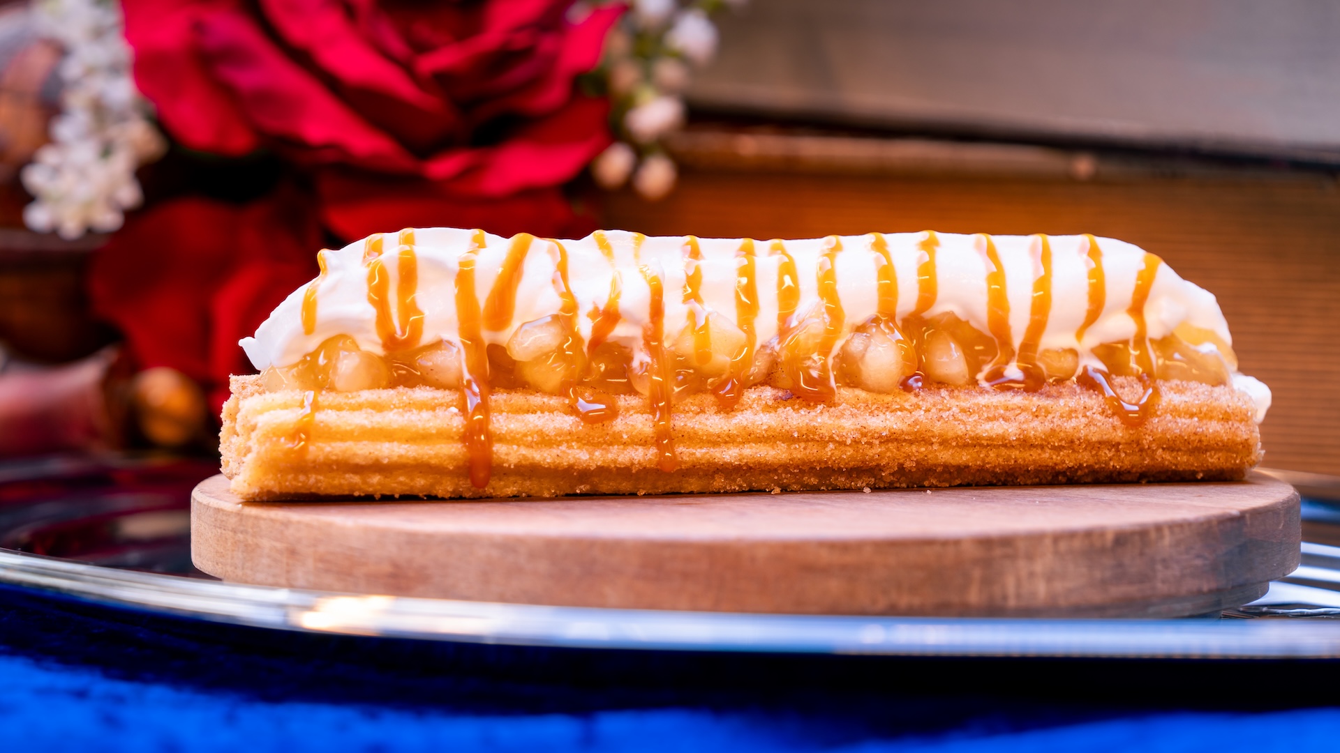 Apple Pie Churro:チュロスの上にアップルフィリング、ホイップクリーム、キャラメルドリップをたっぷりのせた一品