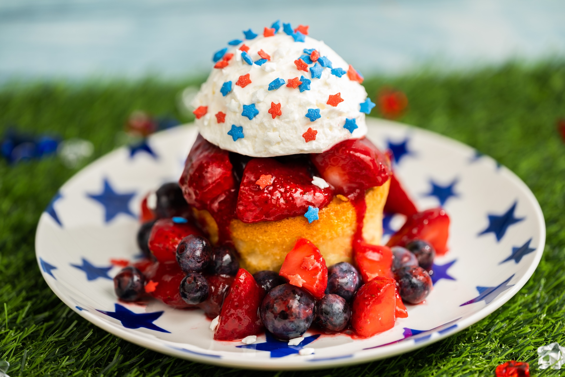 Berry Shortcake:ショートケーキにミックスベリー、ホイップクリーム、赤・白・青の星スプリンクルをたっぷりのせた愛国デザート