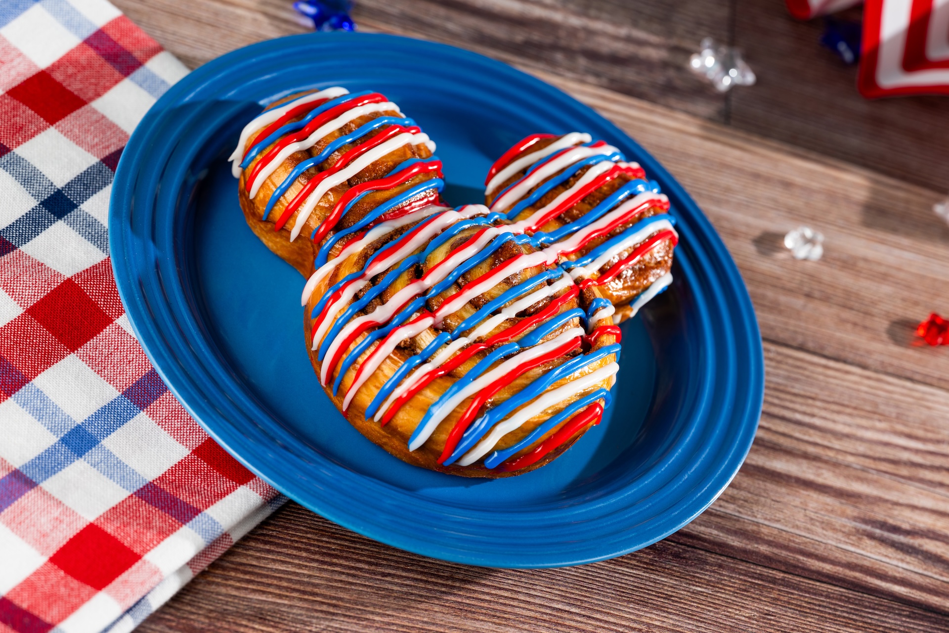 Mickey Cinnamon Roll:ミッキーシェイプの赤・白・青アイシングがけシナモンロール