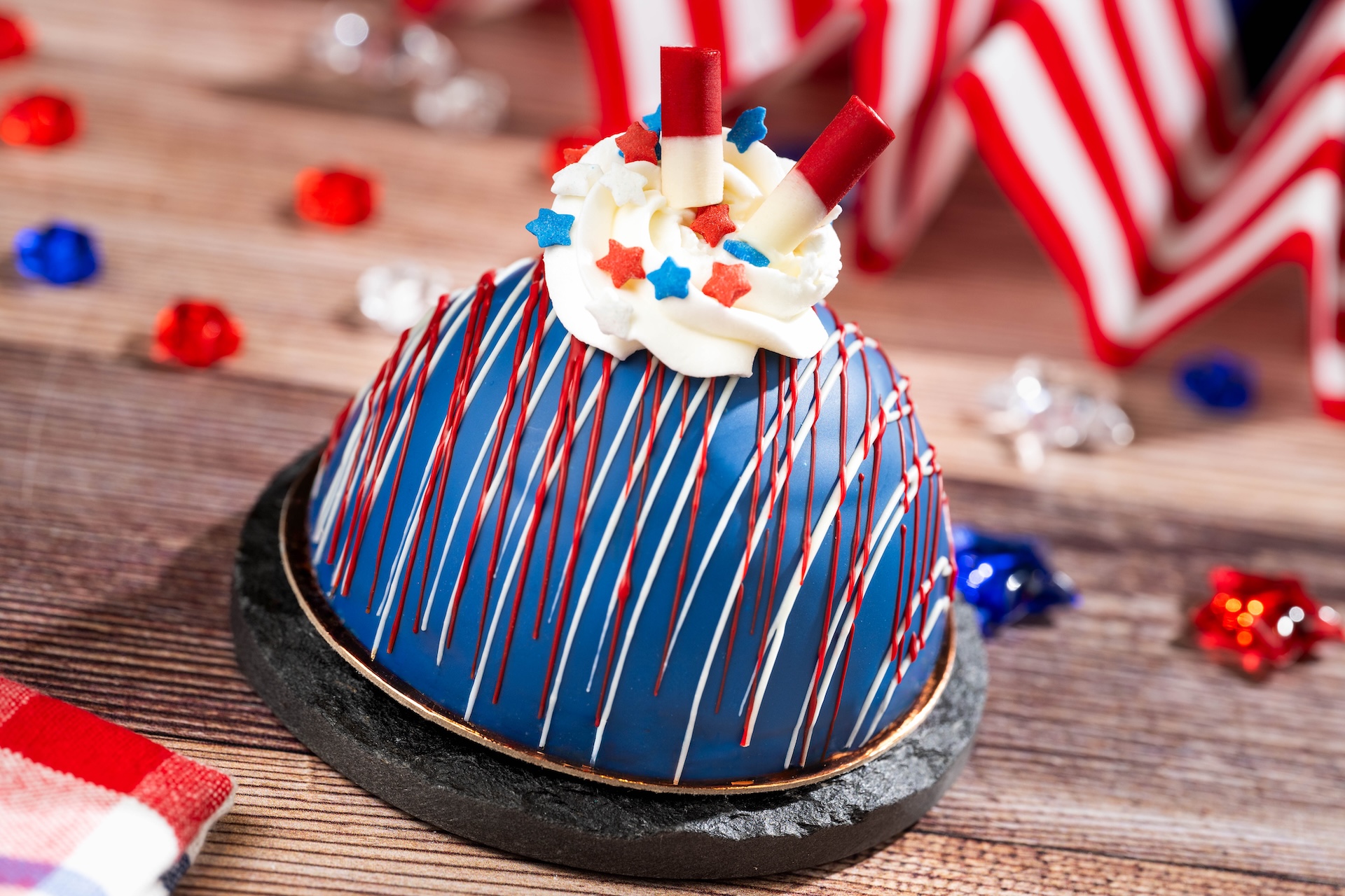 Fourth of July Cake:青いドーム型チョコレートシェルに覆われたストロベリー&レモンムースのコンフェッティケーキ