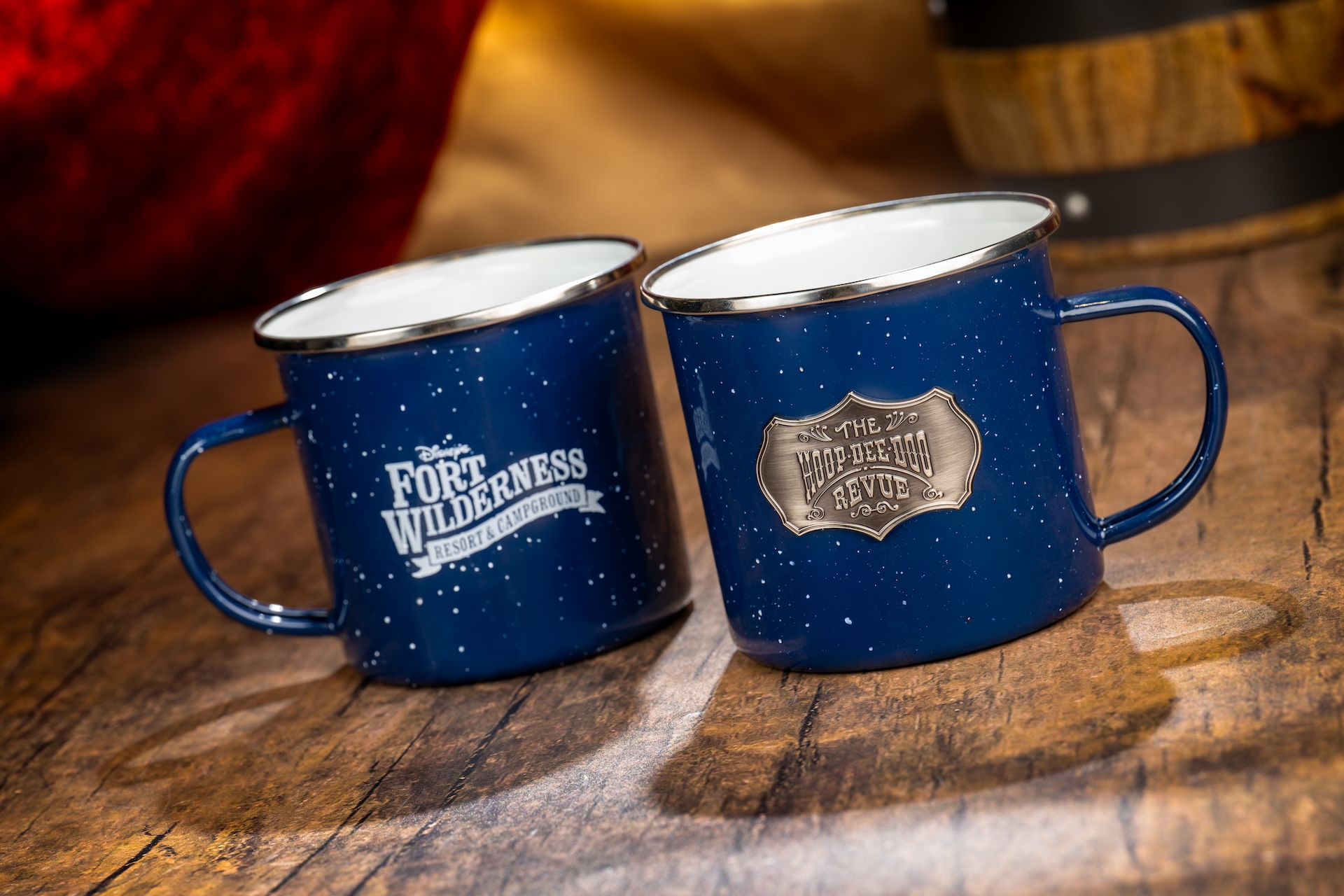Hoop-Dee-Doo Musical Revueのネイビーエナメルマグカップ2個:Fort WildernessとHoop-Dee-Dooのロゴ入り
