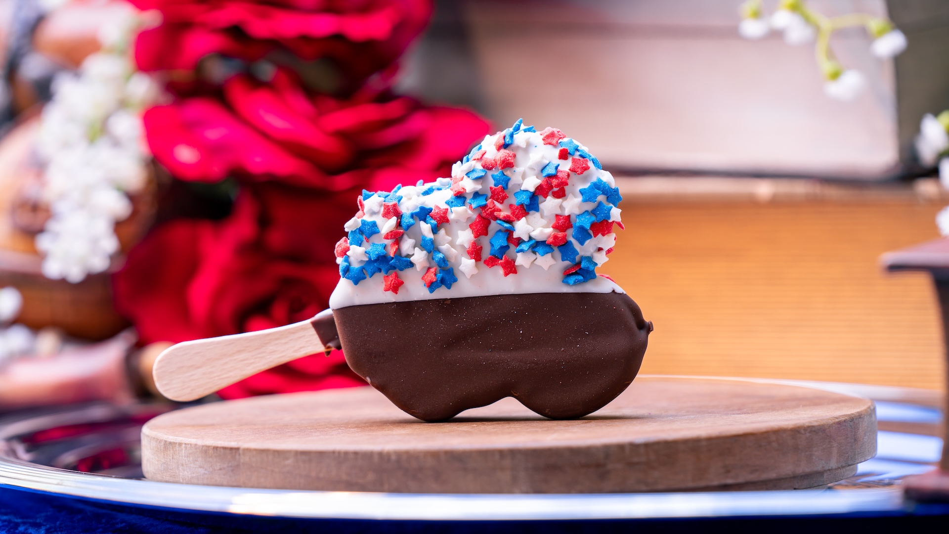 250th Celebration Dipped Mickey Bar:ミッキーシェイプのアイスバーにホワイトチョコとチョコレートのコーティング、赤・白・青の星スプリンクルをまぶした限定アイス