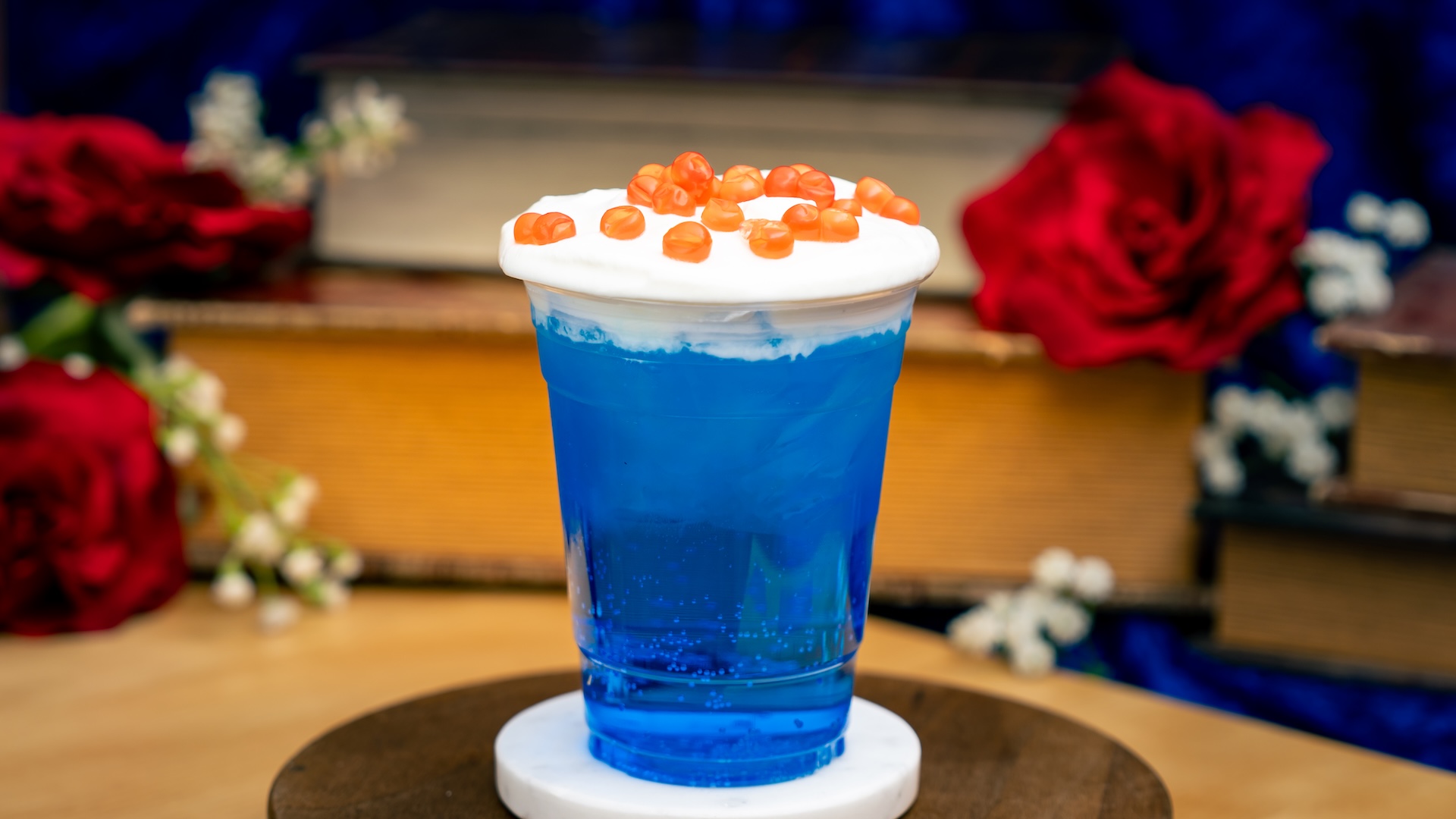 Rocket Soda:ブルーのソーダに白いクリーム、オレンジのフルーツパールをトッピングしたノンアルコールドリンク