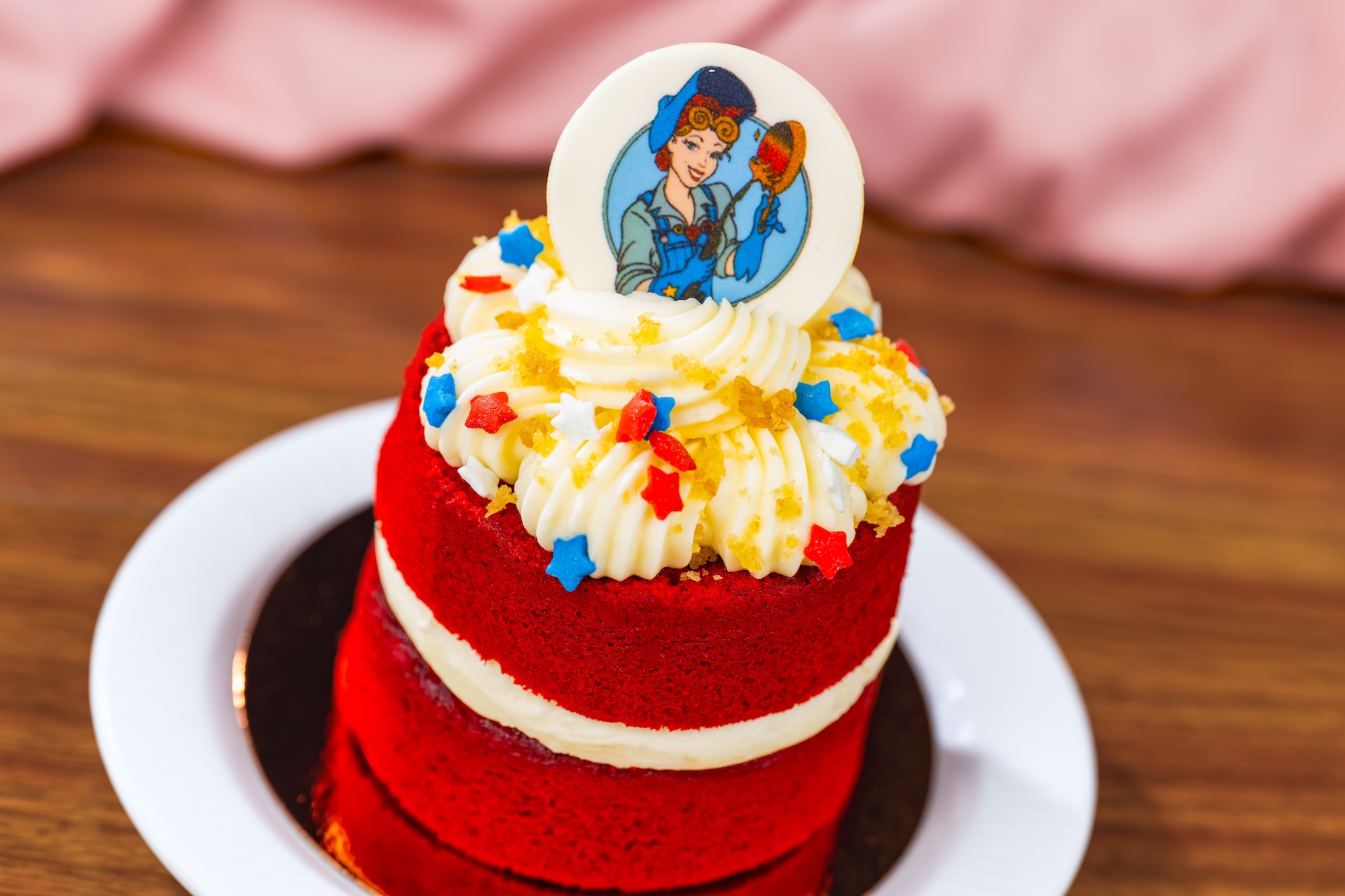 Red Velvet Riveter:レッドベルベットケーキにクリームチーズアイシング、ジンジャーストロイゼル、星スプリンクル、ロージーザリベッターのチョコレートプレートを飾った2層ミニケーキ