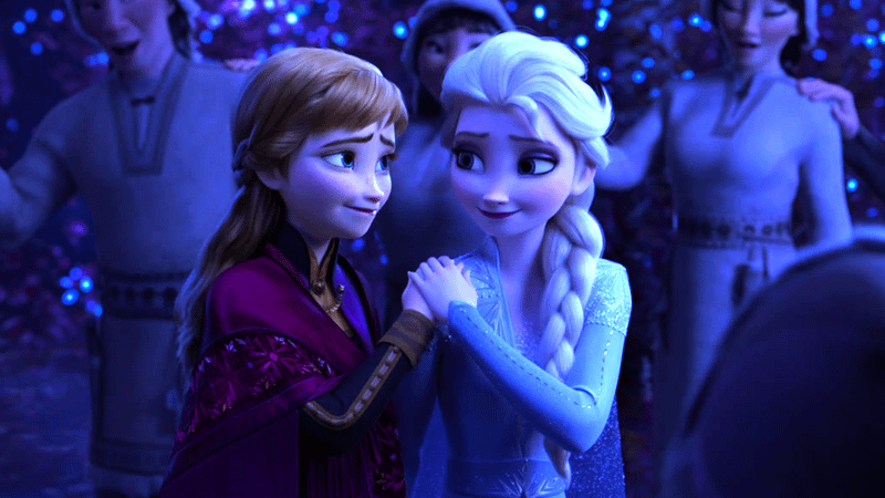 アナとエルサが光り輝く空間で微笑み合っているシーン（アナと雪の女王2より）