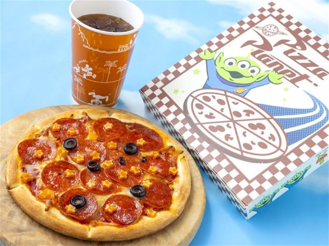 パン・ギャラクティック・ピザ・ポートの星形チーズトッピングのペパロニピザとスパークリングドリンク