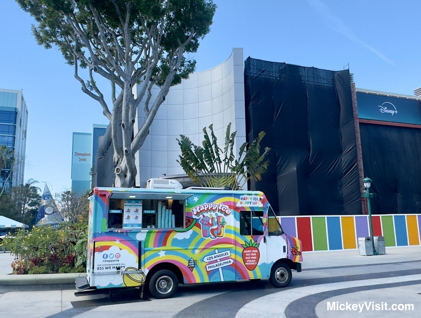 ダウンタウン・ディズニーに停車するHappy Iceのカラフルなフードトラック