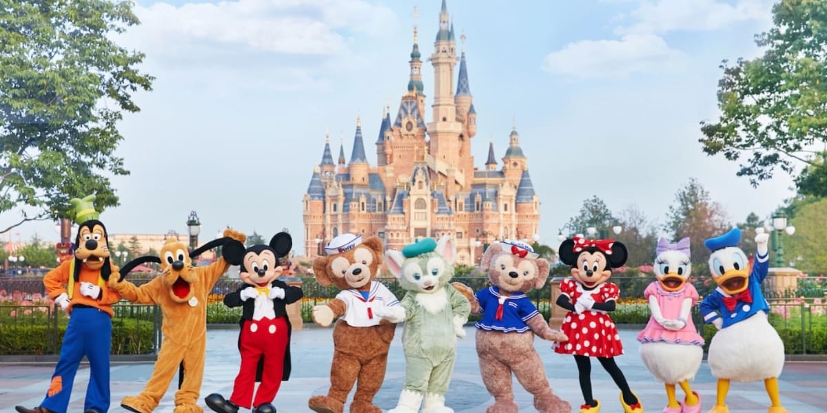 上海ディズニーランドのエンチャンテッド・ストーリーブックキャッスルの前に並ぶミッキー・ミニー・グーフィーらキャラクターたち