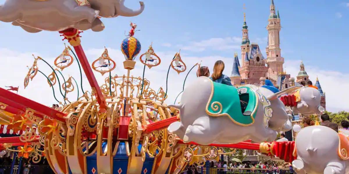 上海ディズニーランドのダンボ・ザ・フライング・エレファントとエンチャンテッド・ストーリーブックキャッスル
