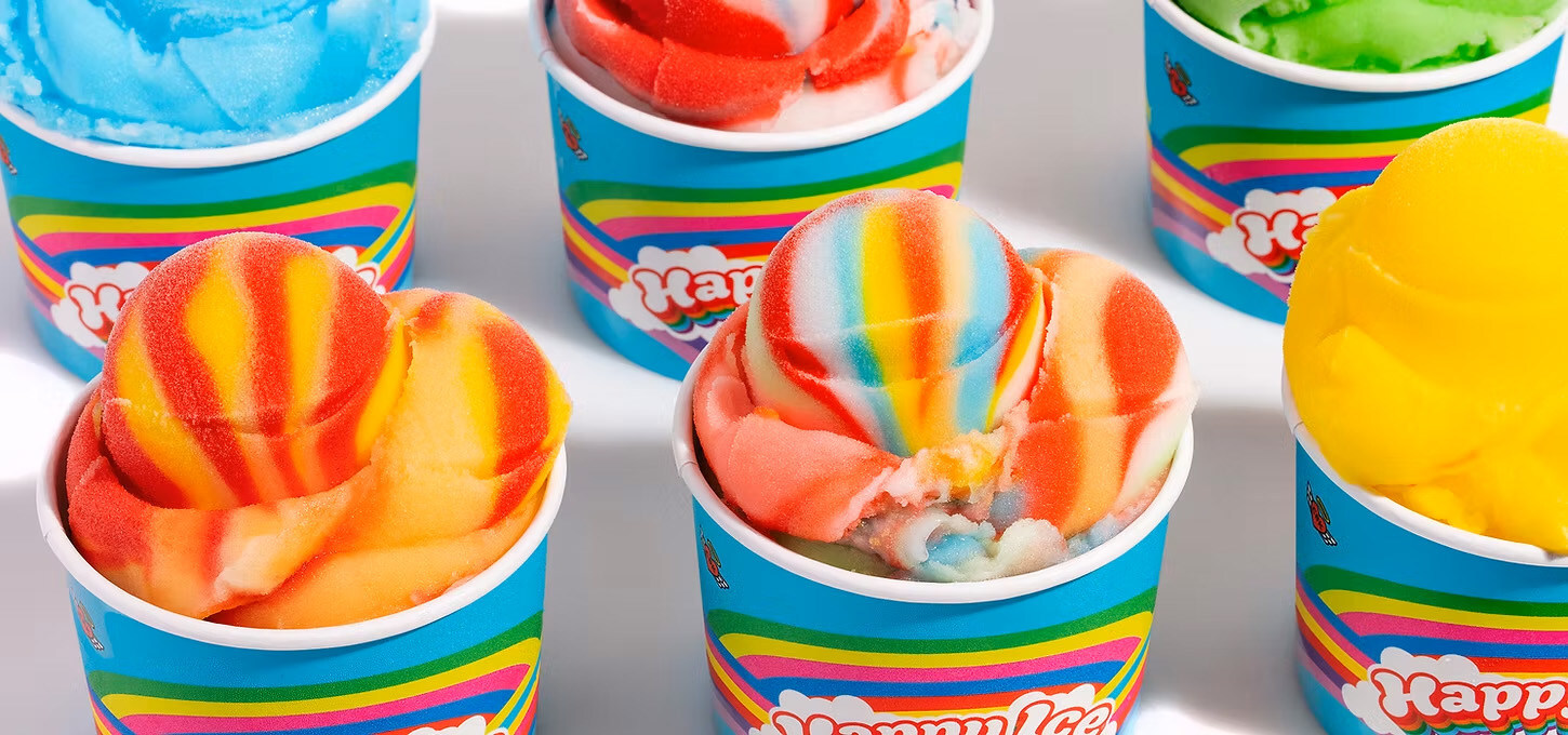 Happy Iceのカラフルなイタリアン・ウォーターアイスが並ぶカップ